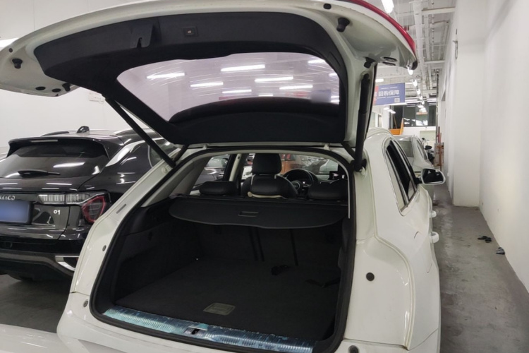 Audi Q3 2017 car image #19