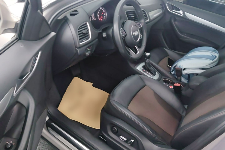 Audi Q3 2018 car image #16