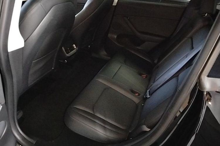 Tesla Model Y 2021 car image #17