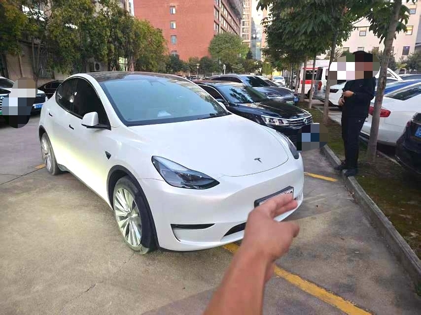 Tesla Model Y 2023 car image #2
