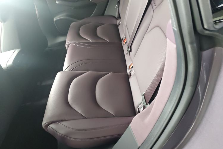 MI SU7 2025 immagine di auto #17