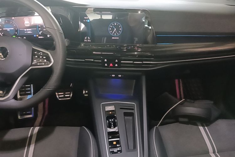 Volkswagen Golf 2024 car image #17