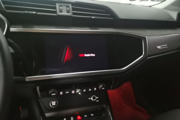 Audi Q3 2021 car image #13