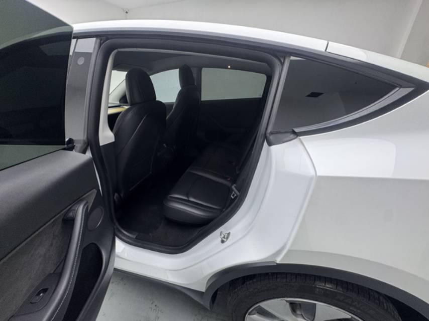 Tesla Model Y 2022 car image #10