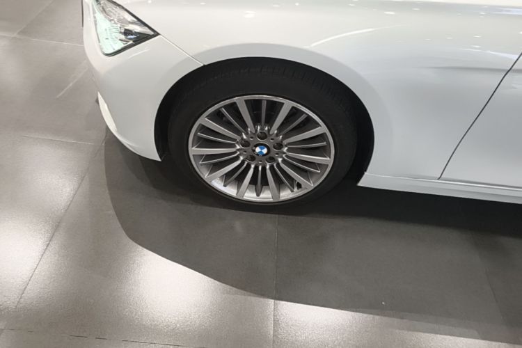 BMW 3 Series 2019 car image #9