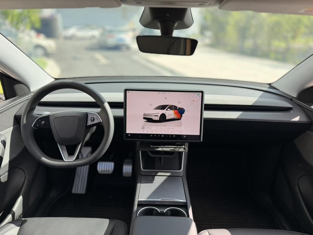 Tesla Model Y 2025 car image #8