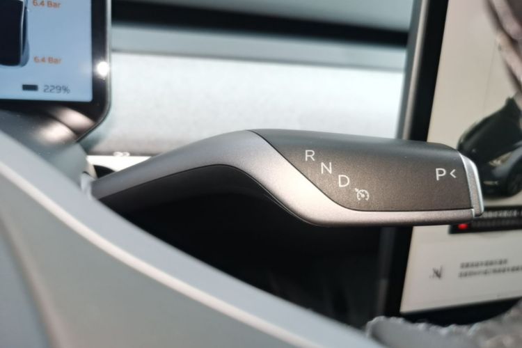 Tesla Model Y 2024 #14 Tesla Model Y 2024 car image #14