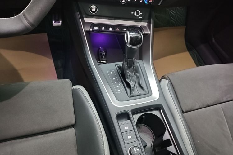 Audi Q3 2021 car image #14