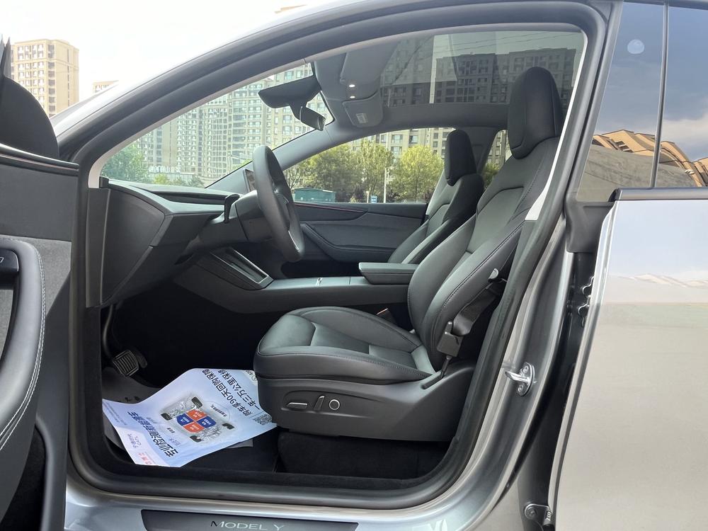 Tesla Model Y 2025 car image #13