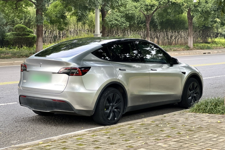 Tesla Model Y 2024 #3 Tesla Model Y 2024 car image #3
