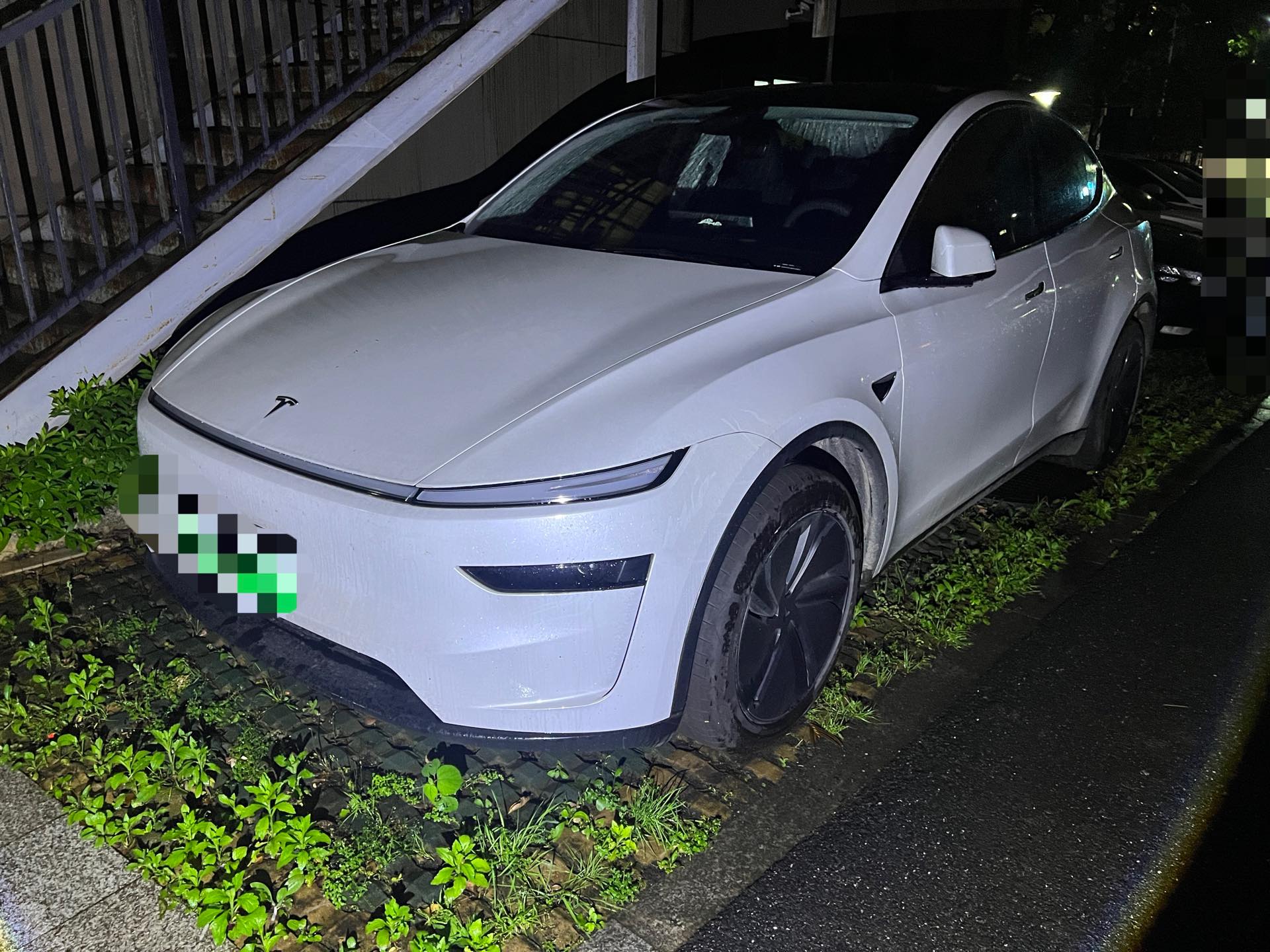 Tesla Model Y 2025 Tesla Model Y 2025 car image