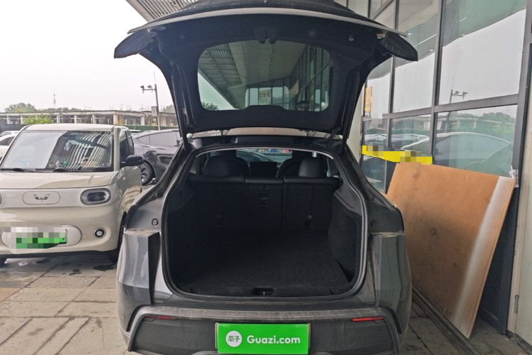 Tesla Model Y 2025 car image #21