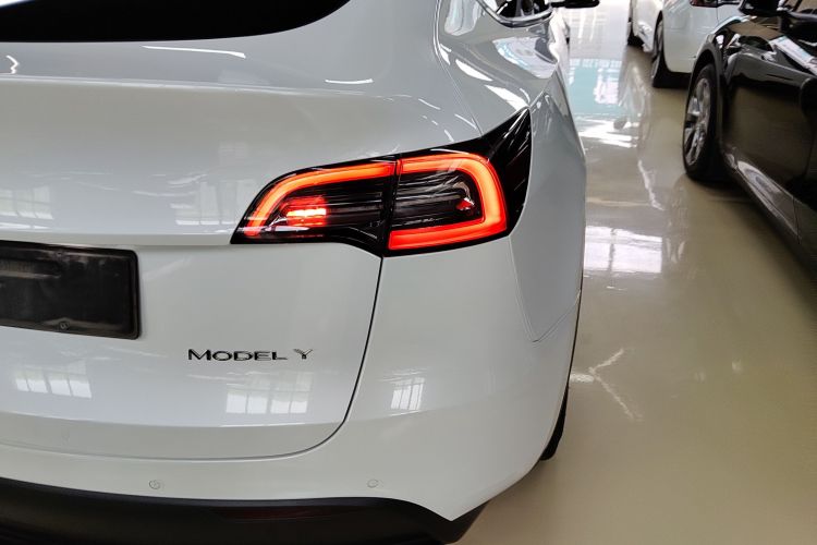 Tesla Model Y 2023 car image #8