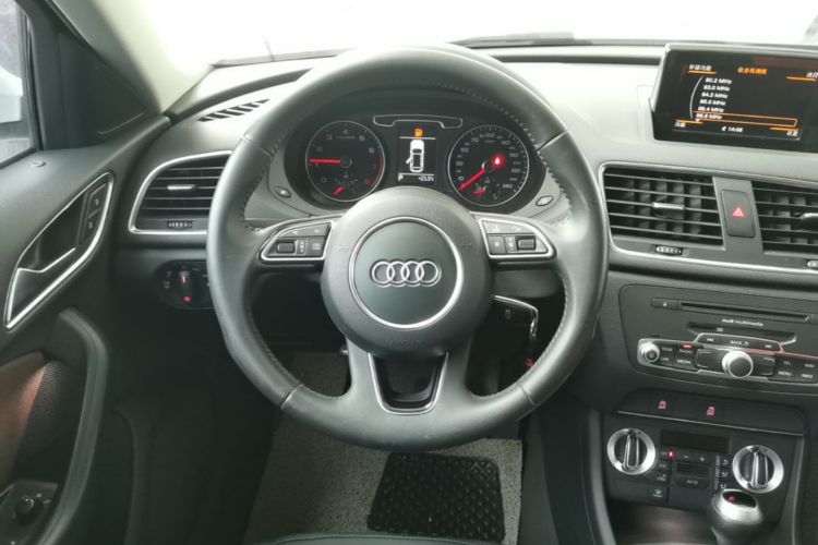 Audi Q3 2015 car image #11