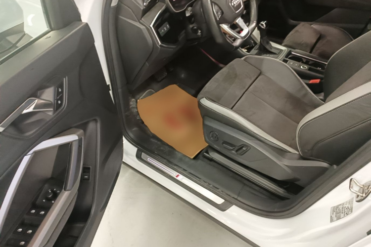 Audi Q3 2019 car image #16