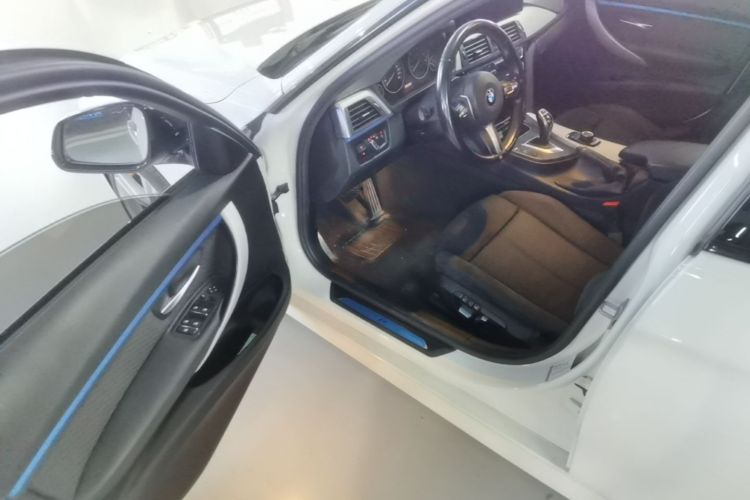 BMW 3 Series 2018 imagen de coche #16