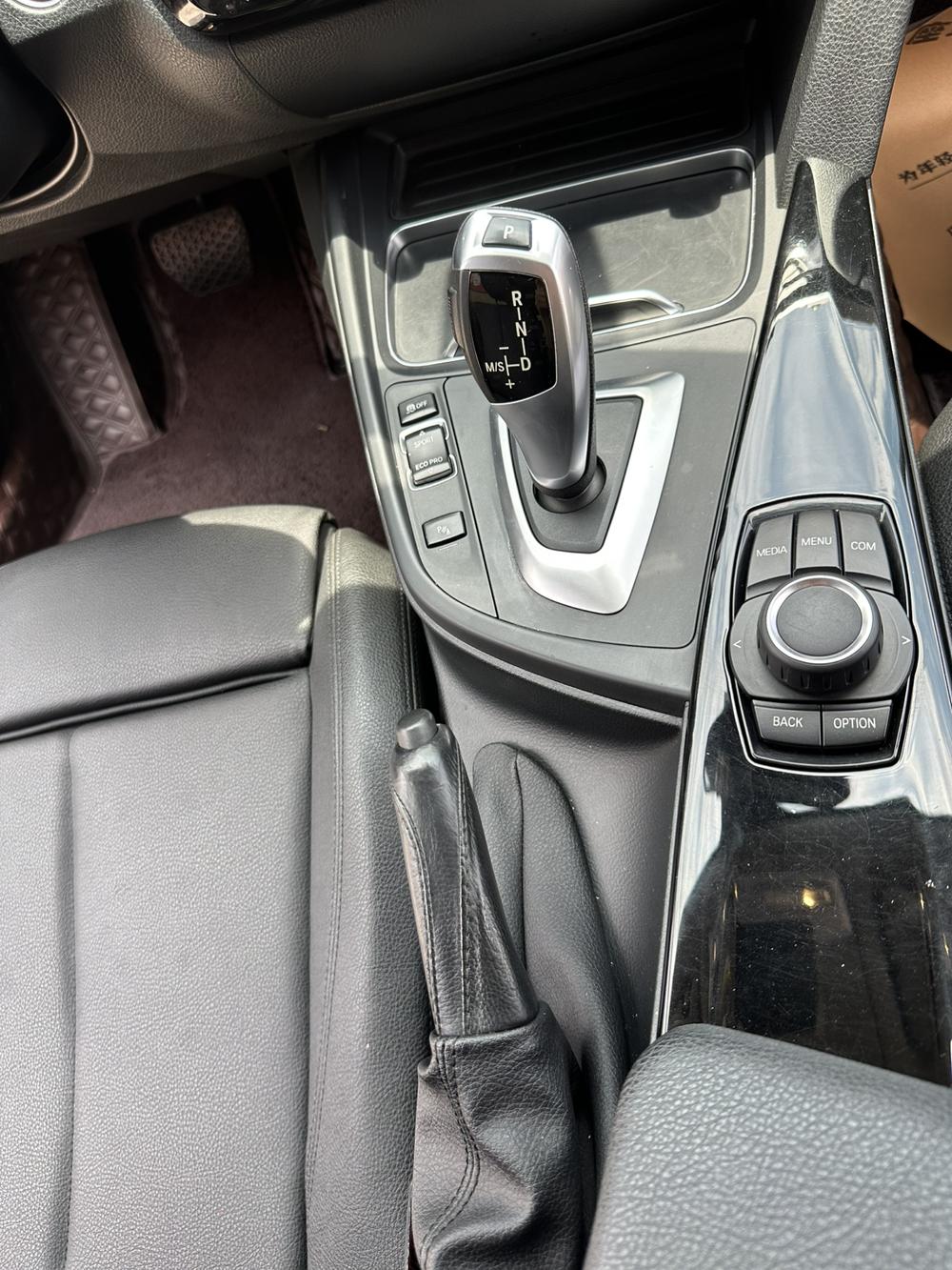 BMW 3 Series 2018 car image #12