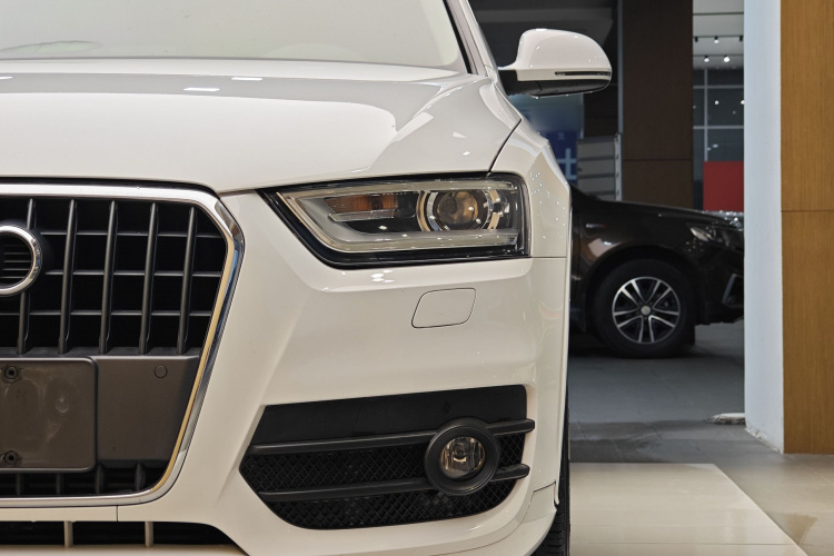 Audi Q3 2016 car image #11
