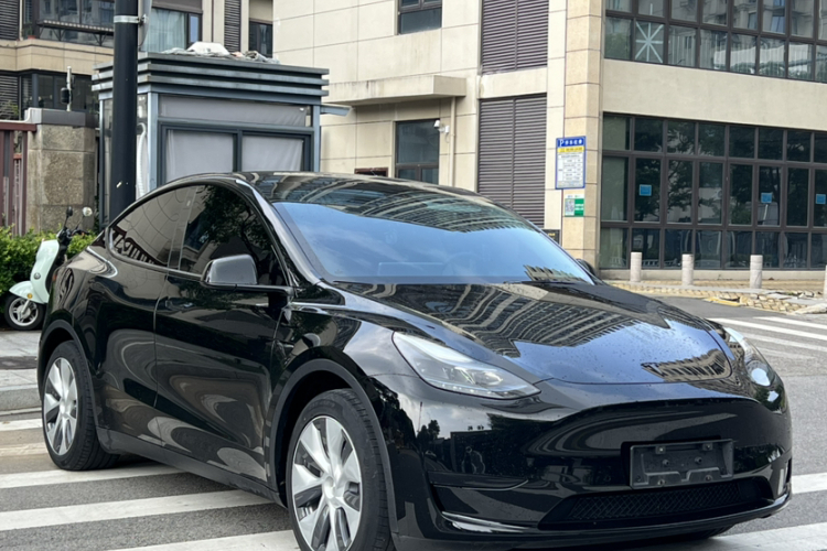Tesla Model Y 2023 #4 Tesla Model Y 2023 car image #4