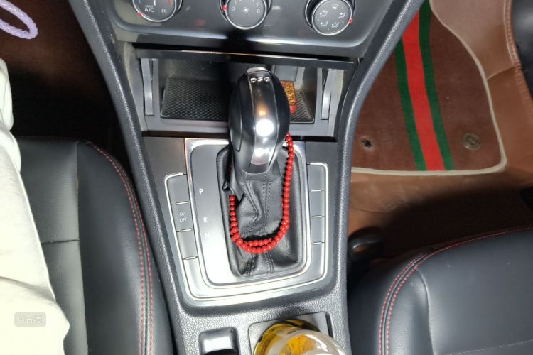 Volkswagen Golf 2020 car image #16
