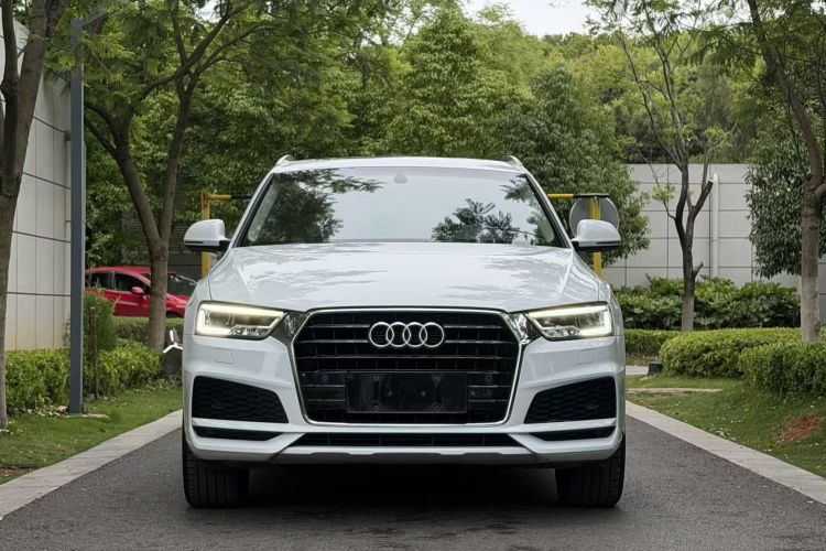 Audi Q3 2019 car image #3