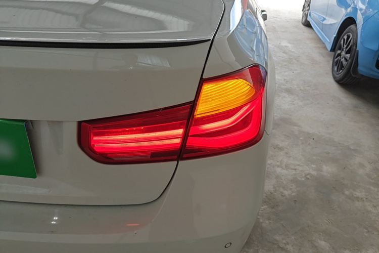 BMW 3 Series 2018 car image #8