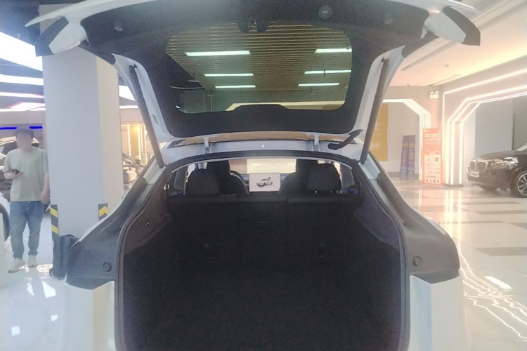 Tesla Model Y 2025 #19 Tesla Model Y 2025 car image #19