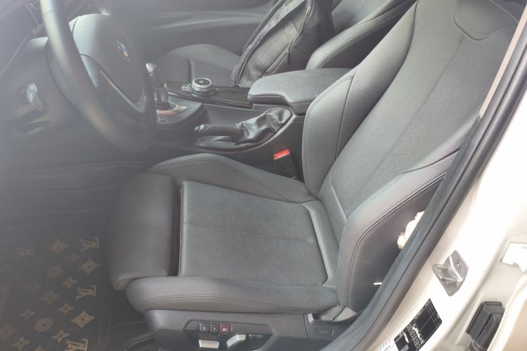 BMW 3 Series 2018 car image #19