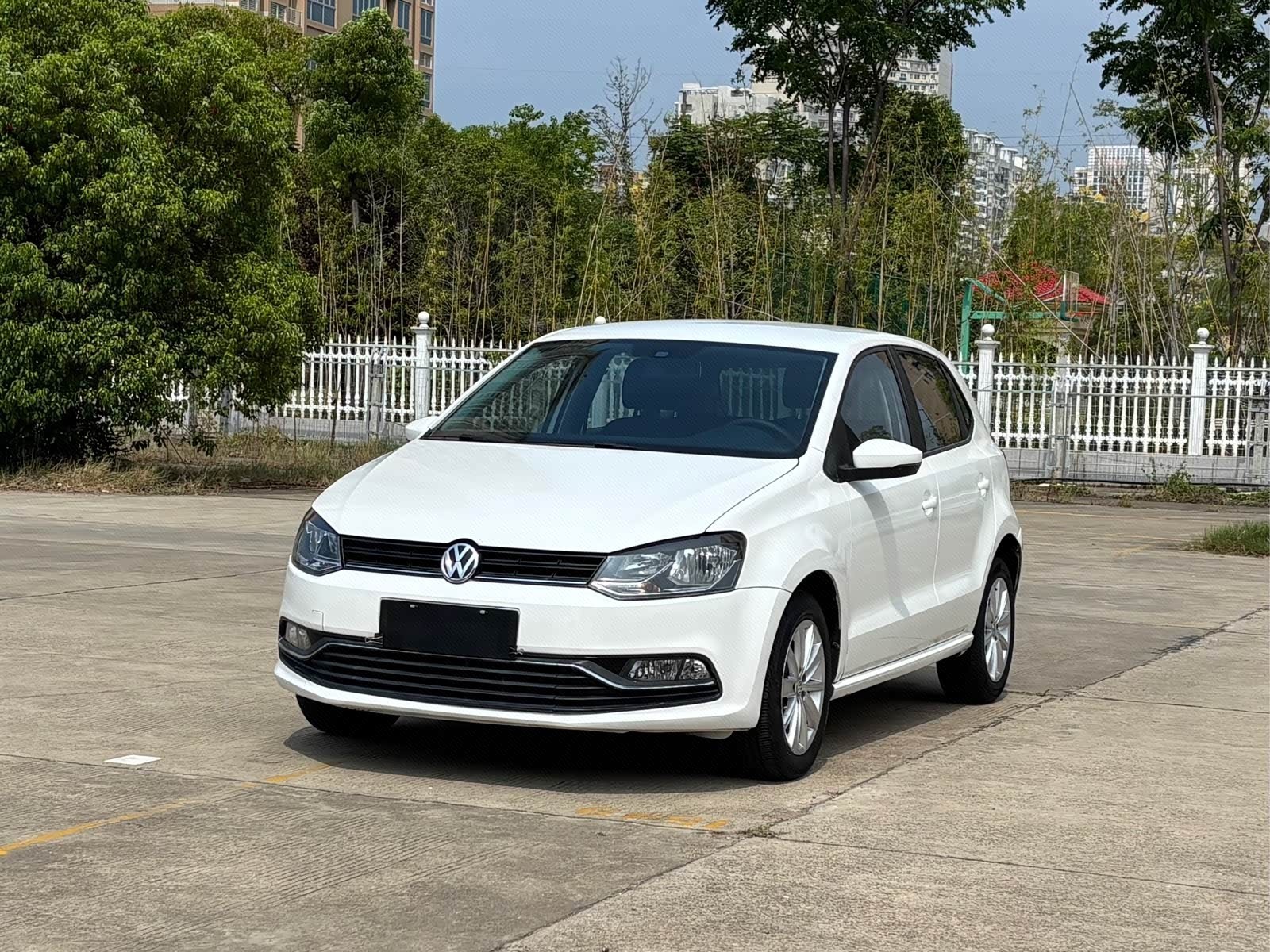Volkswagen Polo 2015 car image 