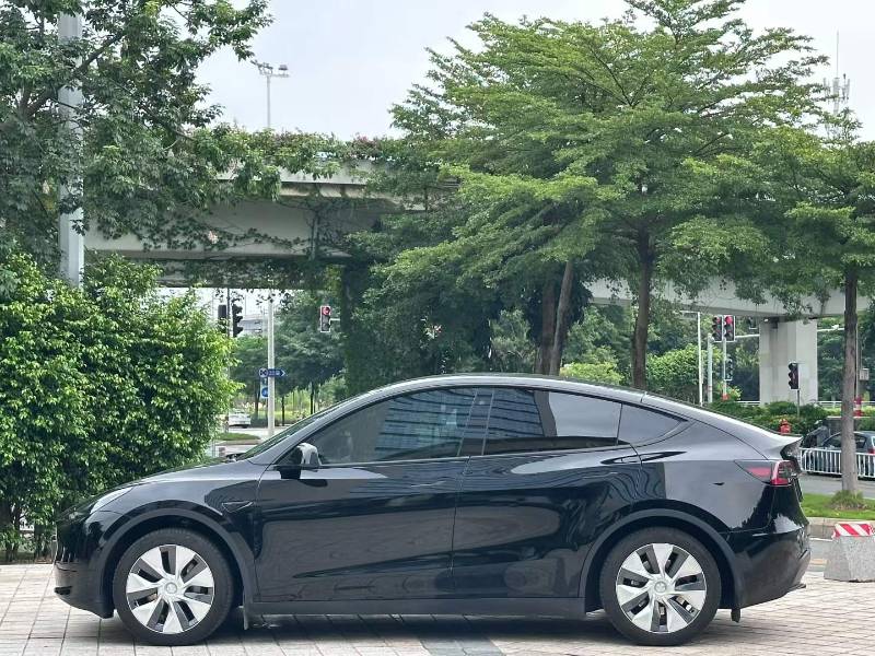 Tesla Model Y 2023 car image #3