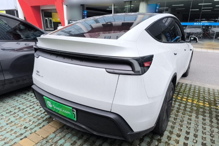 Tesla Model Y 2025 #7 Tesla Model Y 2025 car image #7