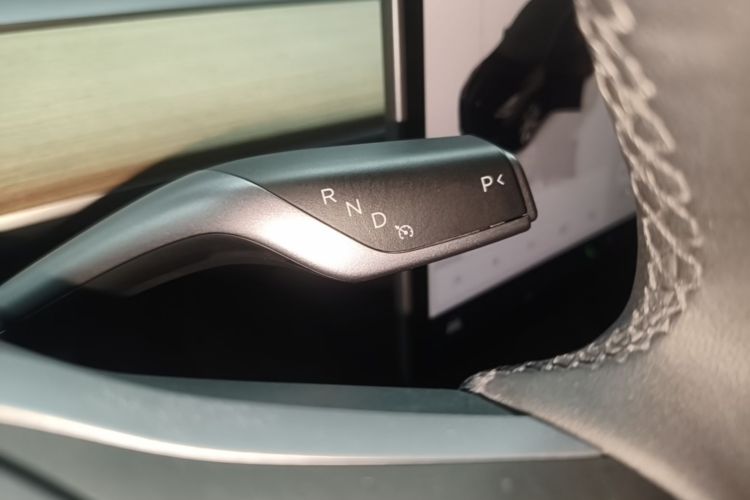 Tesla Model Y 2023 car image #18