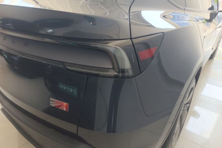 Tesla Model Y 2025 #8 Tesla Model Y 2025 car image #8