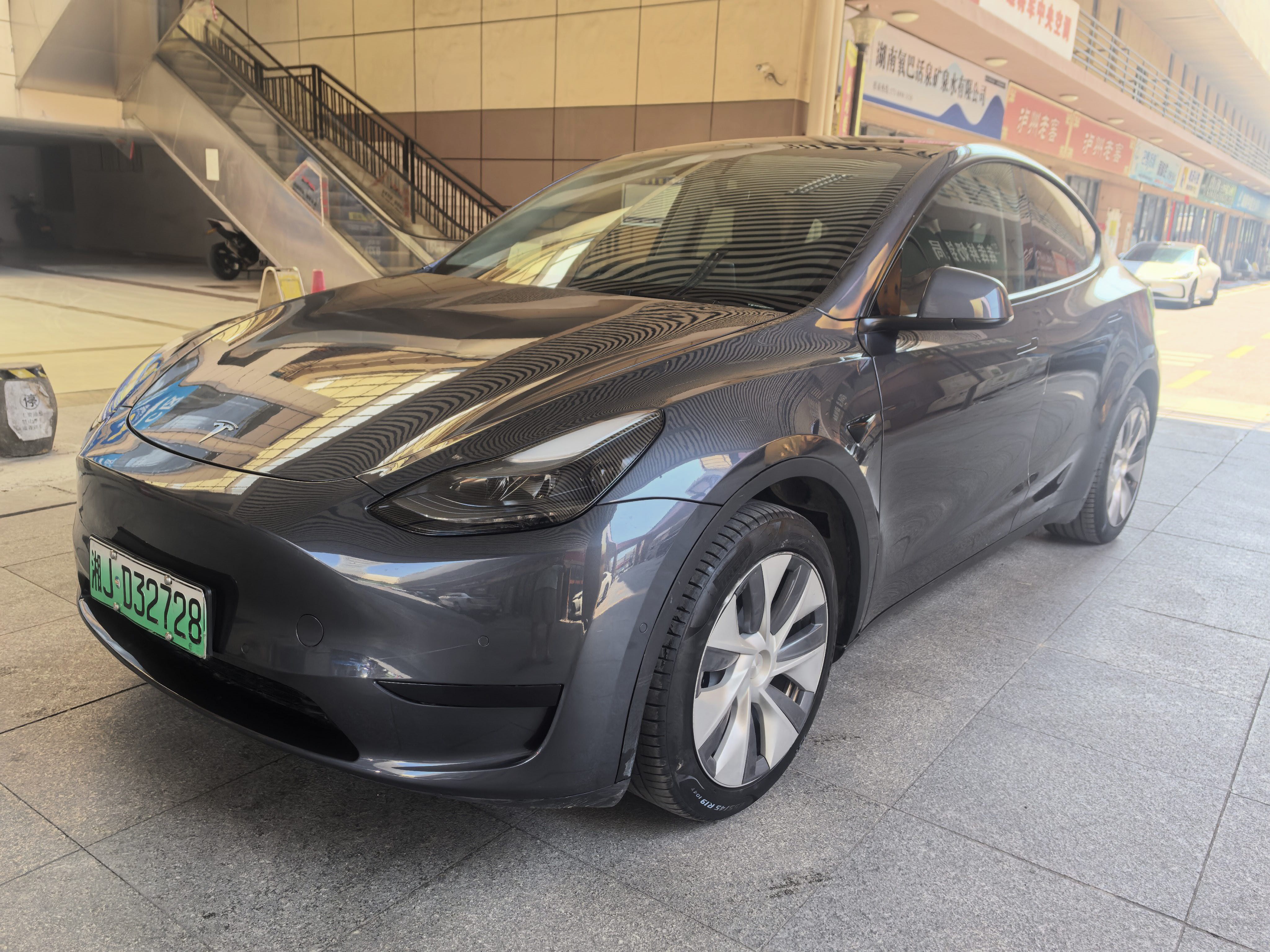 Tesla Model Y 2023 car image #11
