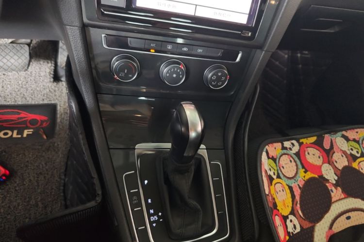 Volkswagen Golf 2019 car image #14