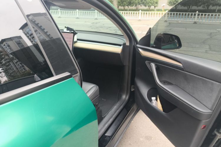 Tesla Model Y 2021 car image #24