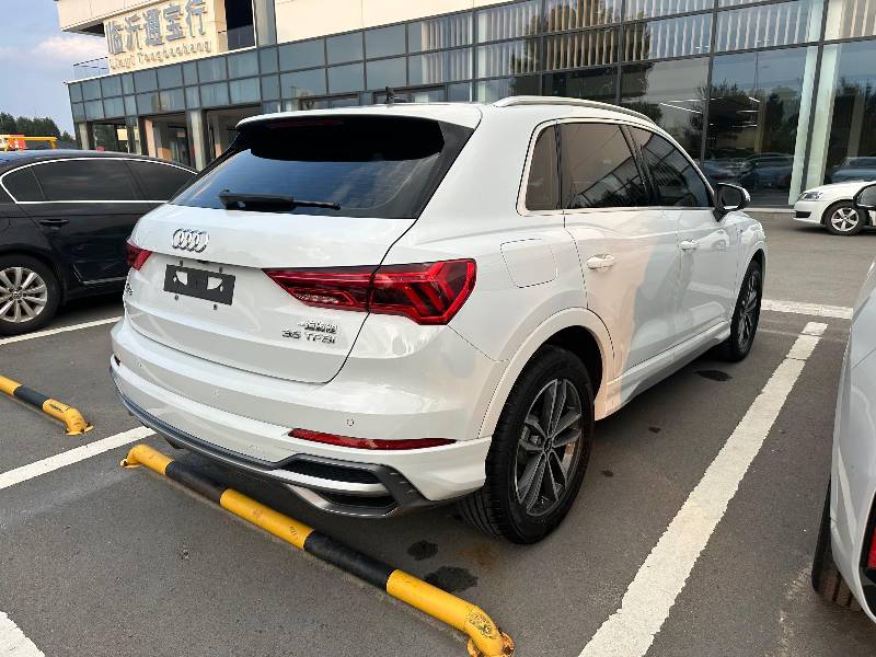 Audi Q3 2022 car image #9