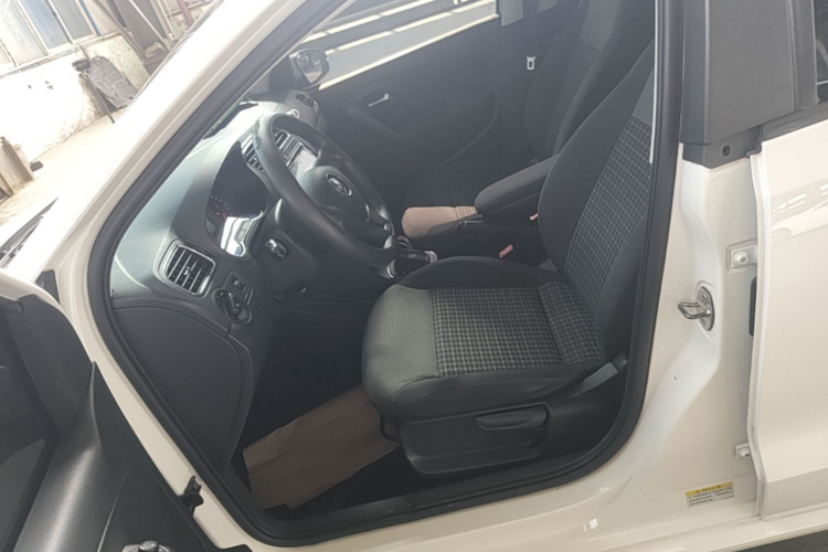 Volkswagen Polo 2016 car image #15
