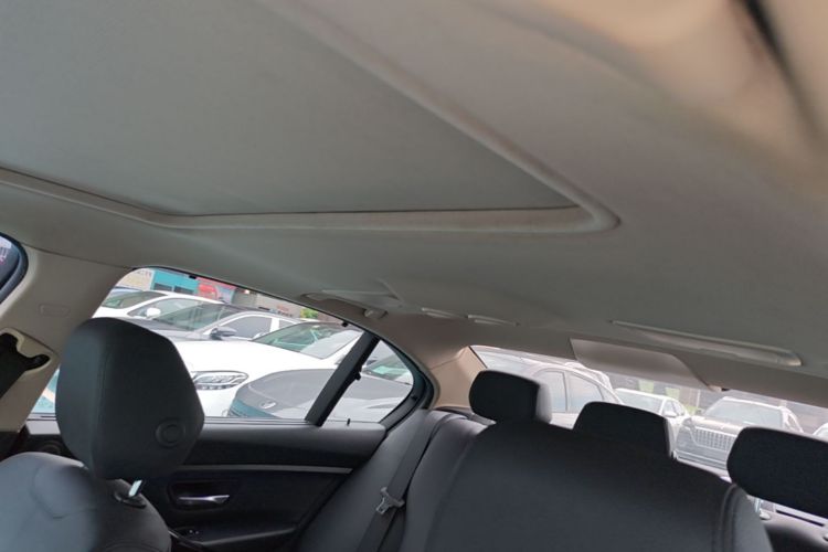 BMW 3 Series 2019 car image #18