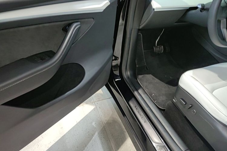 Tesla Model Y 2023 car image #16