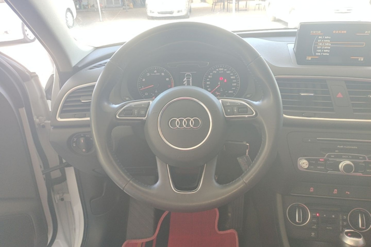 Audi Q3 2018 car image #11
