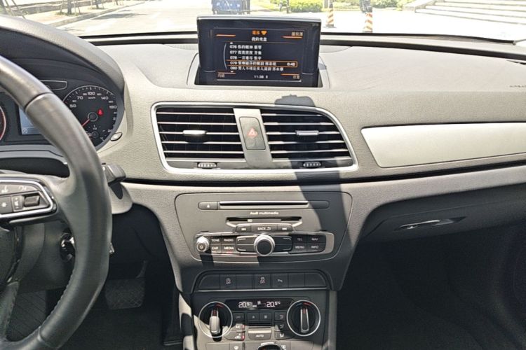 Audi Q3 2018 car image #13