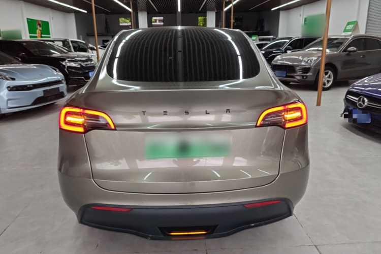 Tesla Model Y 2022 immagine di auto #6