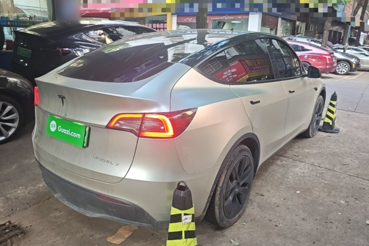 Tesla Model Y 2023 car image #7