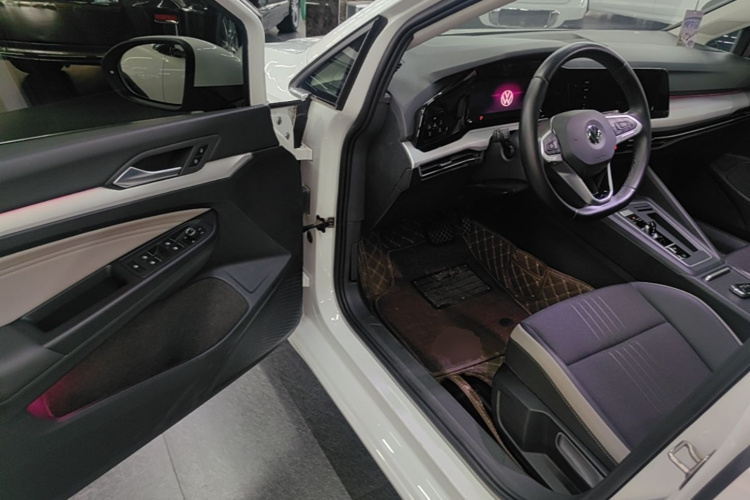 Volkswagen Golf 2021 car image #16