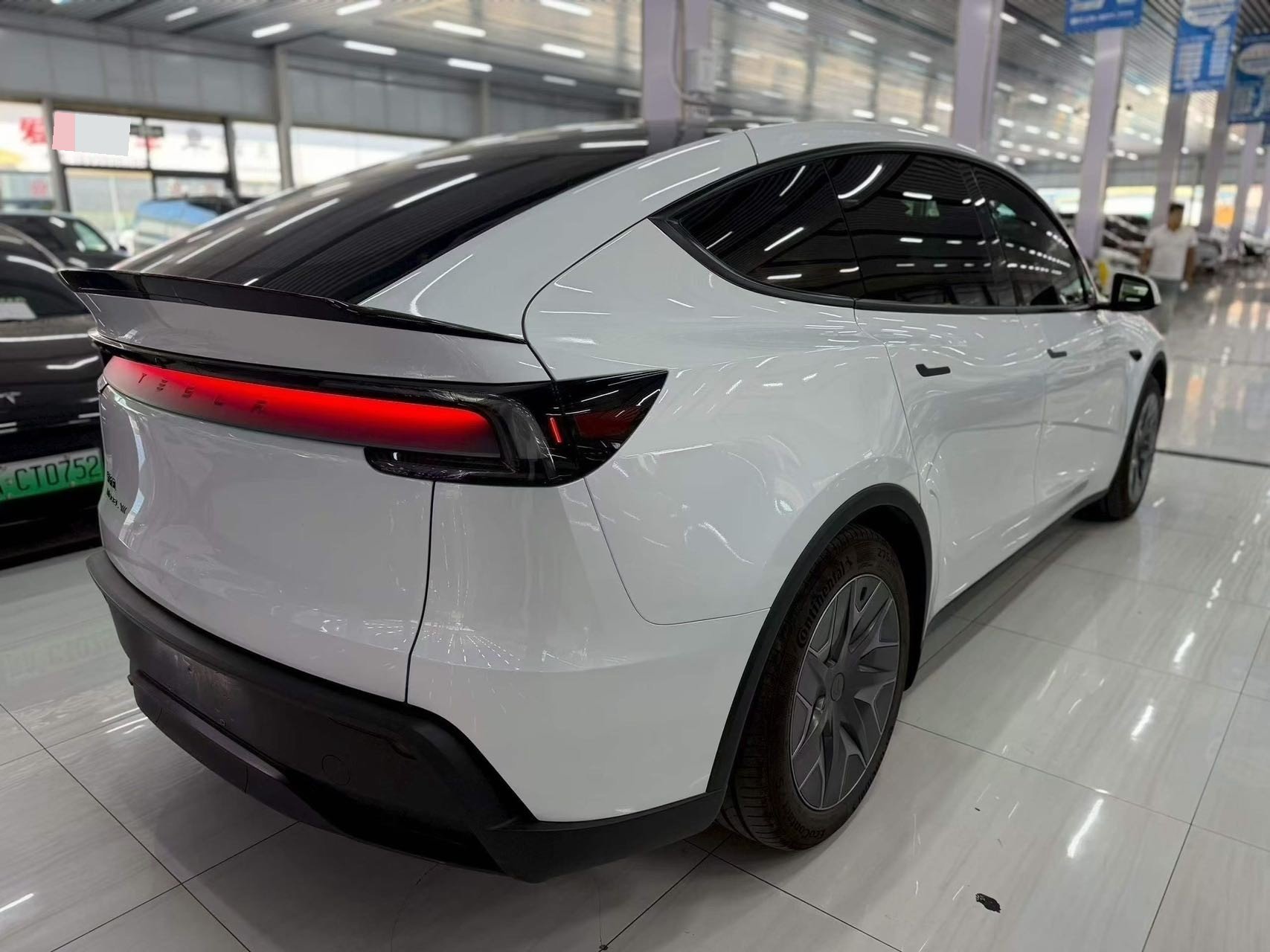 Tesla Model Y L 2025 car image #8