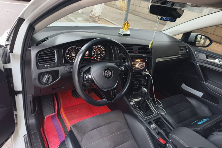 Volkswagen Golf 2020 car image #11