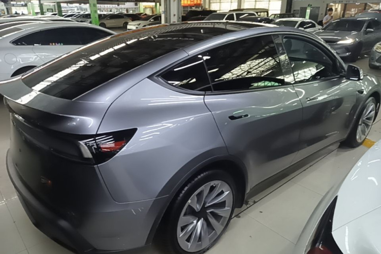 Tesla Model Y 2025 #5 Tesla Model Y 2025 car image #5