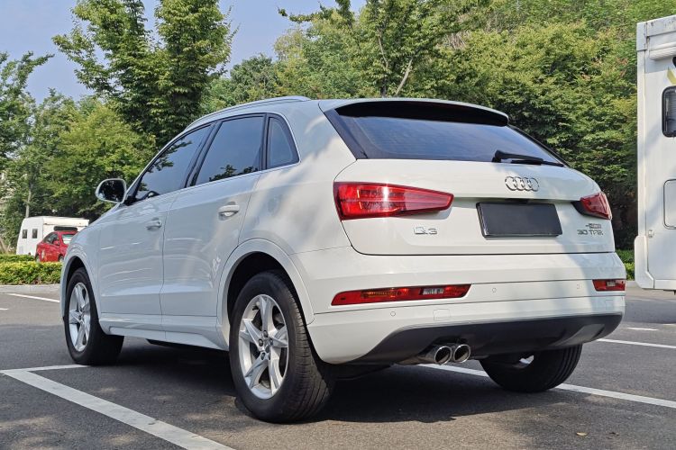 Audi Q3 2018 car image #9