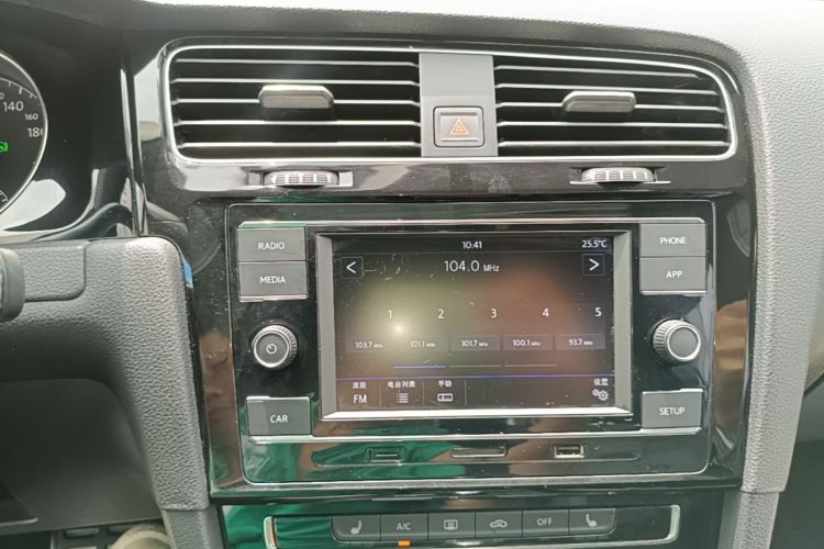 Volkswagen Golf 2018 car image #13